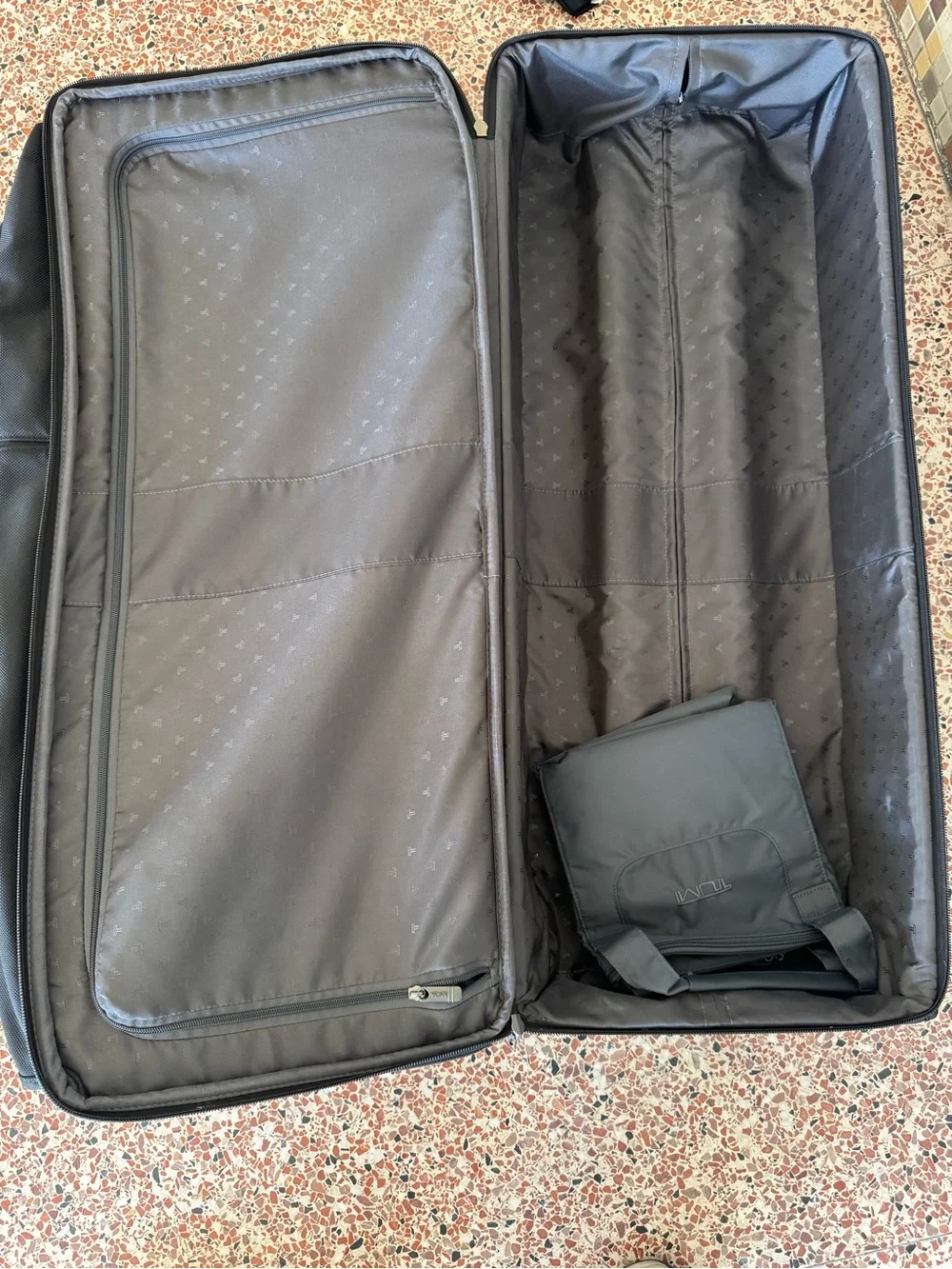 TUMI Alpha Large Split 2-Wheeled Duffel bag Rolling Suitcase Check-On